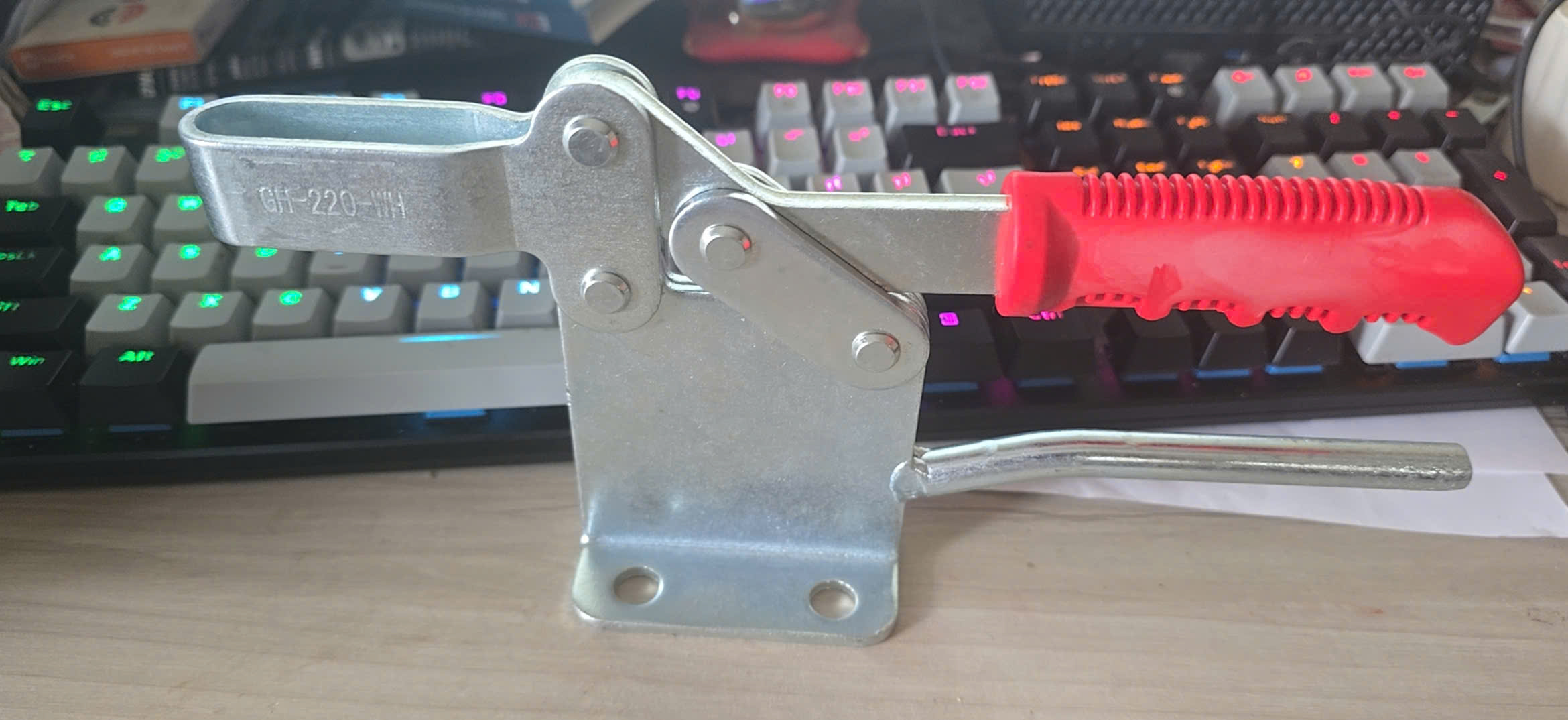 GH-220-WH là kẹp ngang công nghiệp chuyên dùng cho jig fixture, gá hàn và cơ khí chế tạo. Thiết kế chắc chắn, lực kẹp mạnh 400kg, thao tác nhanh và độ bền cao.